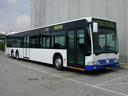 اتوبوس برقی مرسدس بنز eCitaro در حال حرکت در خیابان شهری