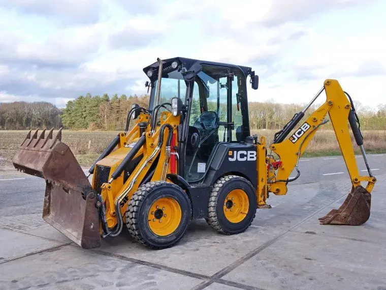 نمونهای از مینی بکهو لودرهای استفاده شده در بازار دوم که میتوانند جایگزین مناسبی برای JCB 1CX باشند