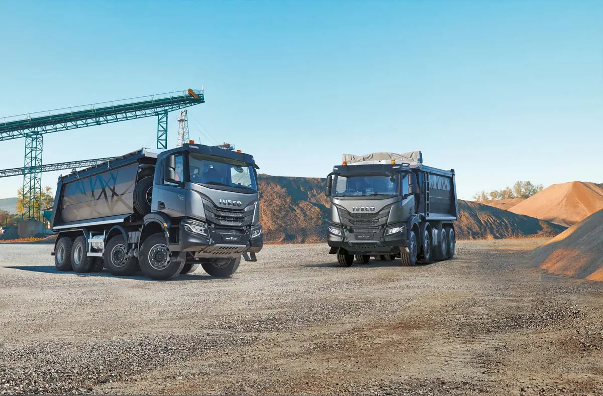 نمایی از کامیون Iveco T-Way در حال کار در یک پروژه راه‌سازی