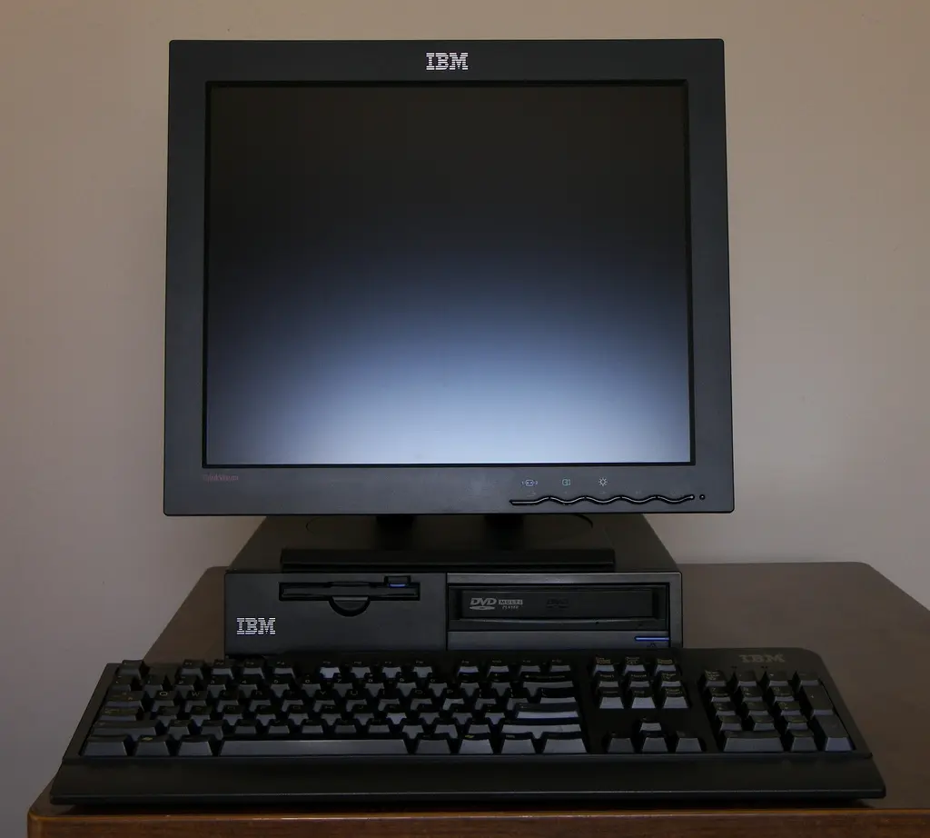 کامپیوتر دسکتاپ ThinkCentre S50 با طراحی ساده و کارآمد