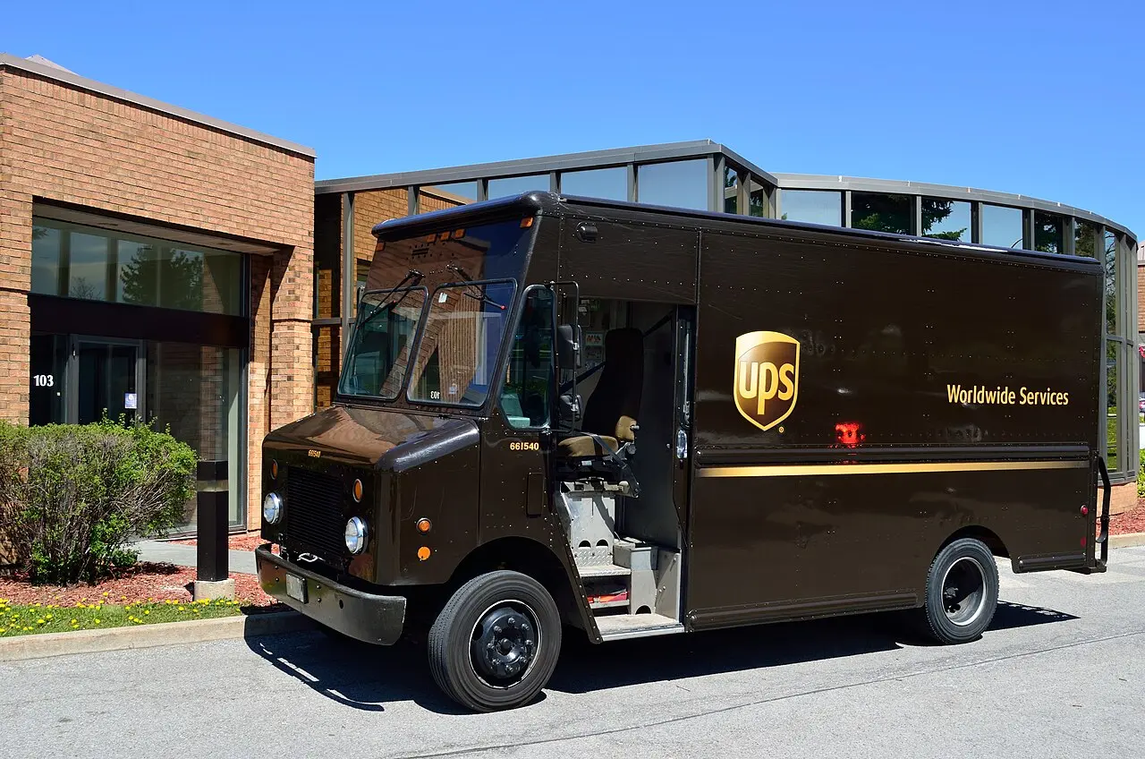 یک دستگاه UPS بزرگتر با باتری قابل تعویض و پورت‌های متعدد برای اتصال دستگاه‌های مختلف