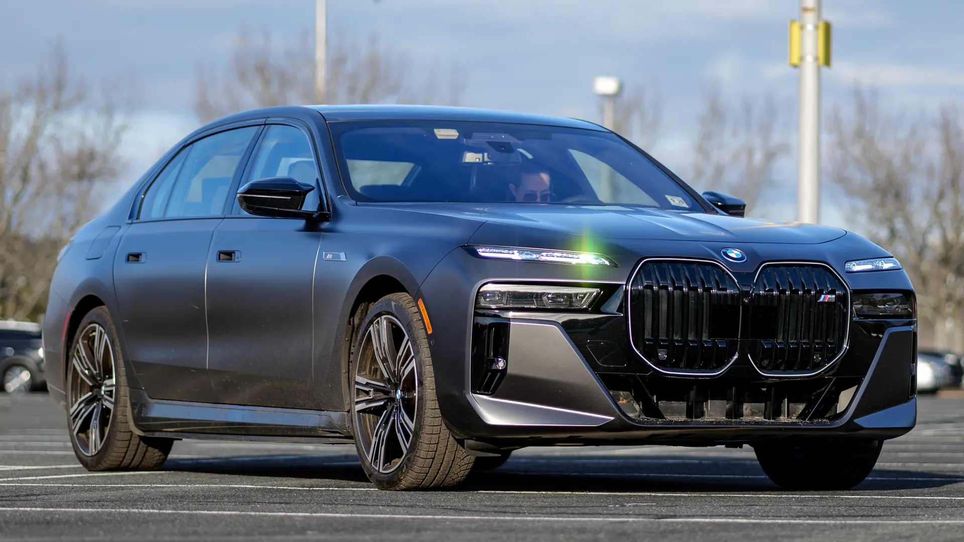 طراحی جلوچهرهٔ BMW i7 با چراغهای LED پیشرفته و شبکه کولر