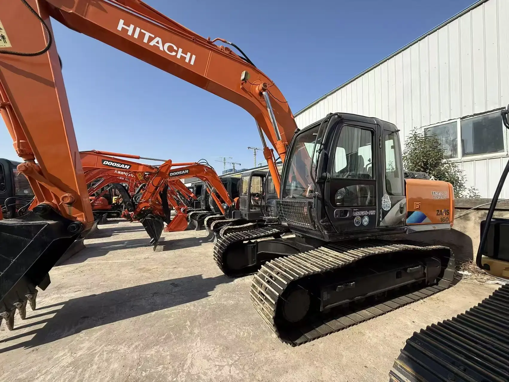بیل سنگین هیتاچی ZX1600 با بازوی طولانی و کفش سنگشکن برای پروژههای مهندسی