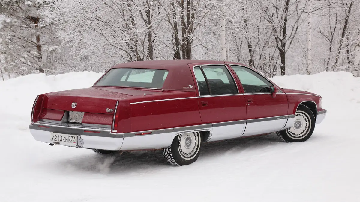 داخل کابین لوکس Cadillac Fleetwood با داشبورد چوبی و امکانات پیشرفته