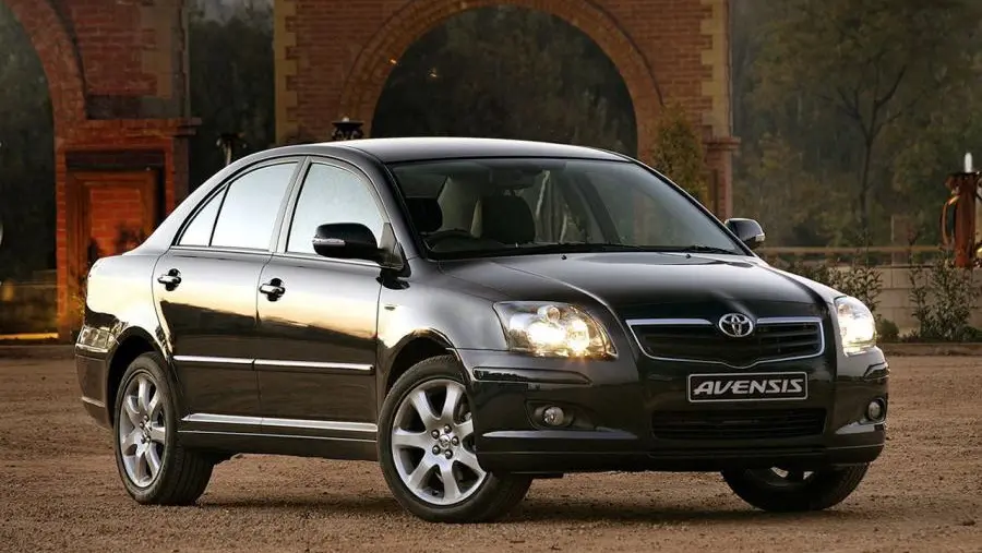 سیستم‌های کمک فنی رانندگی و صفحه نمایش سیستم چندرسانه‌ای در Toyota Avensis