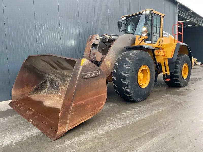 لودر Volvo L260H در حال عملیات بارگیری در یک پروژه ساختوساز