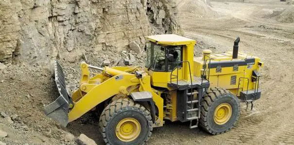 لودر کوماتسو WA600 در حال کار در سایت ساختمانی با بارگیری مصالح