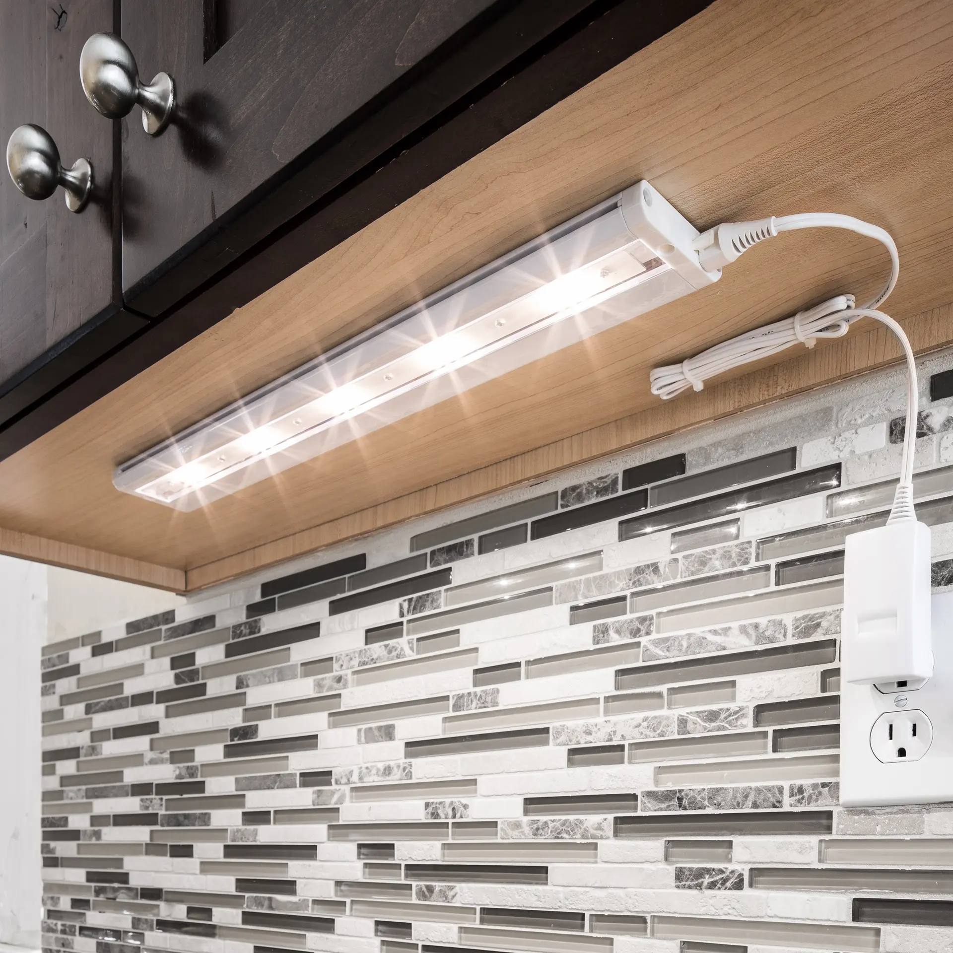 چراغ LED زیر کابینتی با طراحی مدرن و نور سفید یکنواخت