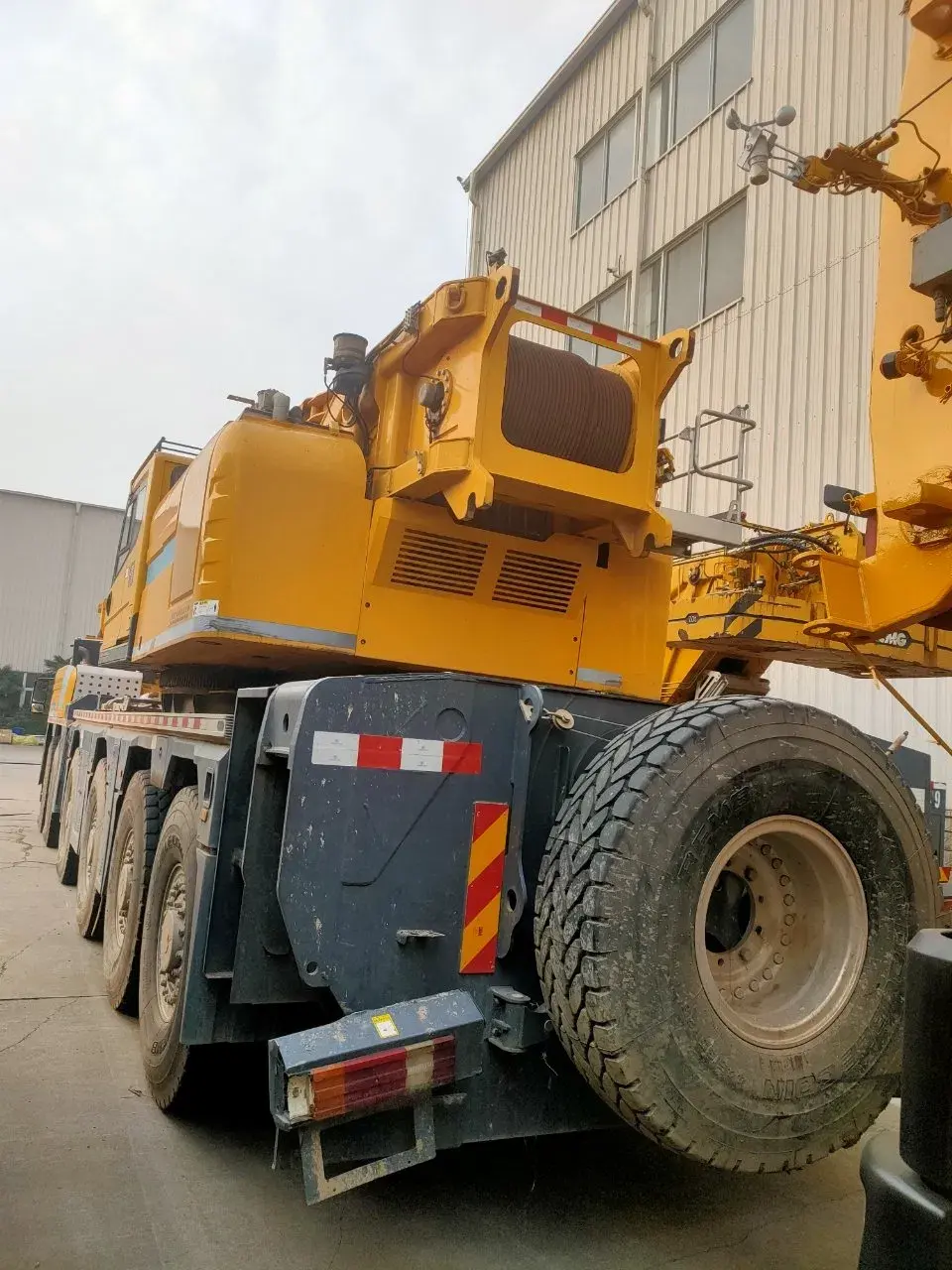 جرثقیل XCMG XCA300 در حال حرکت در زمین نامنظم