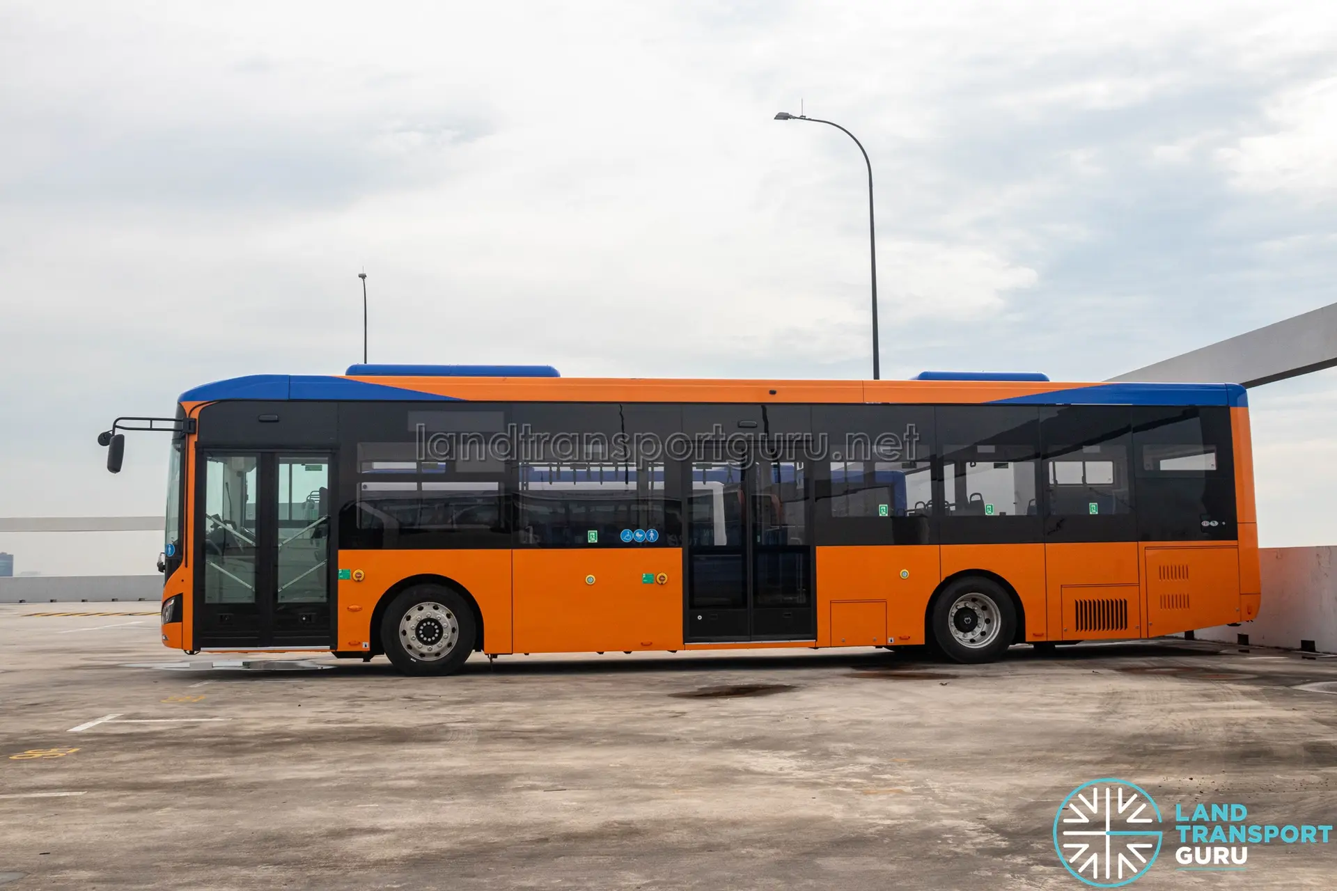 مینی‌بوس برقی ژونگ‌تونگ LCK6126 در حال پارک در ایستگاه شارژ