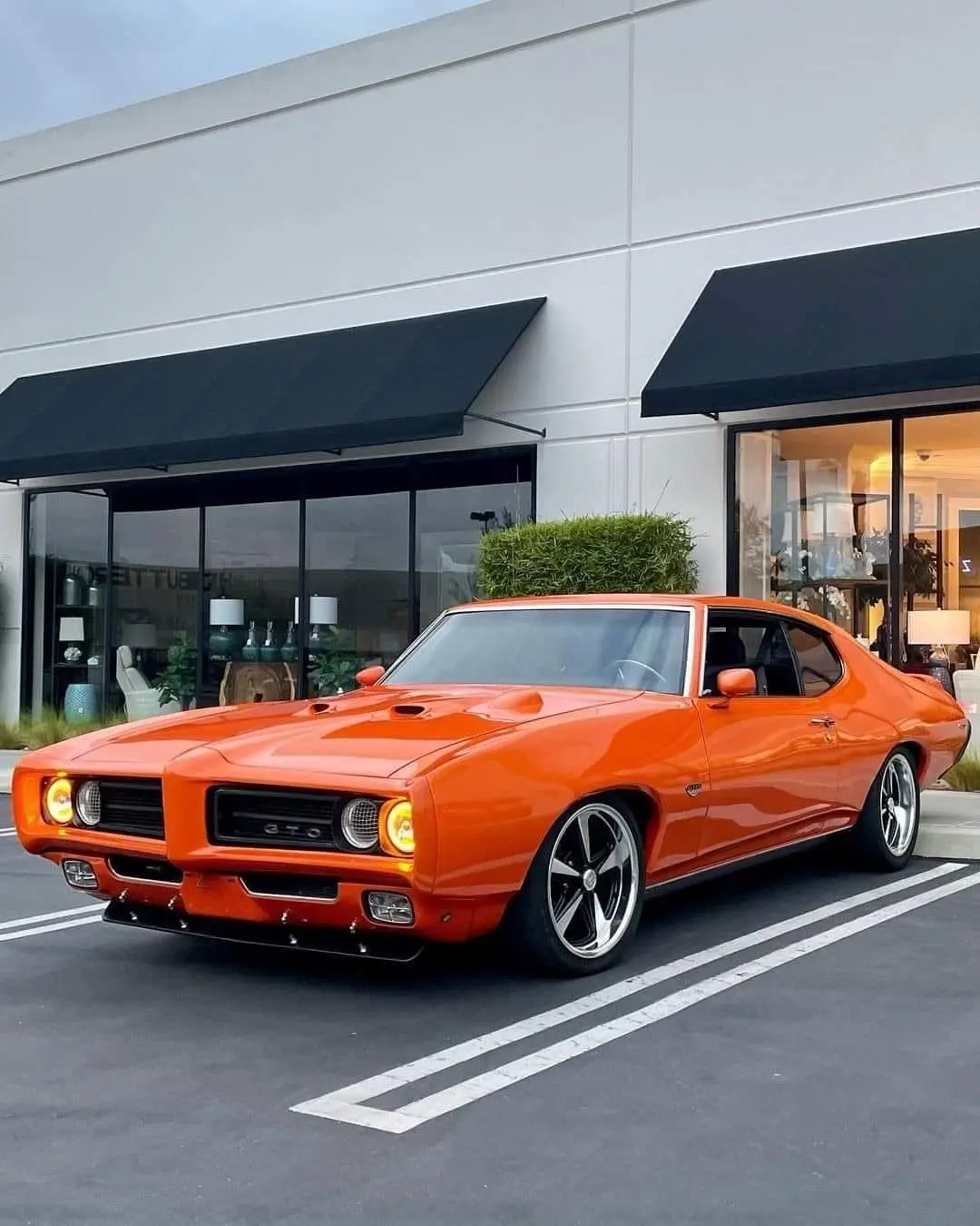 موتور V8 قدرتمند پونتیاک GTO با سیستم سوخترسانی کاربوراتور
