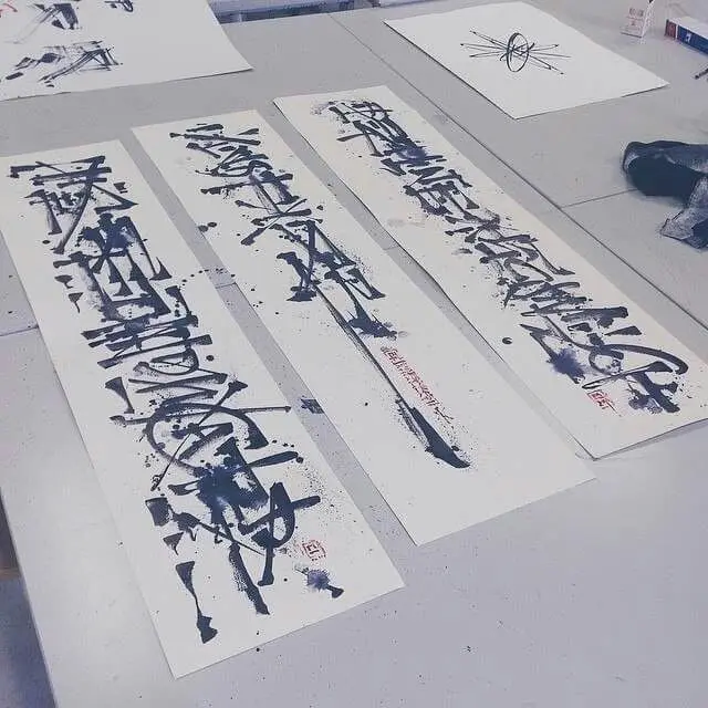 تابلو خطاطی نصب شده در ورودی یک ساختمان تجاری با سبک مدرن