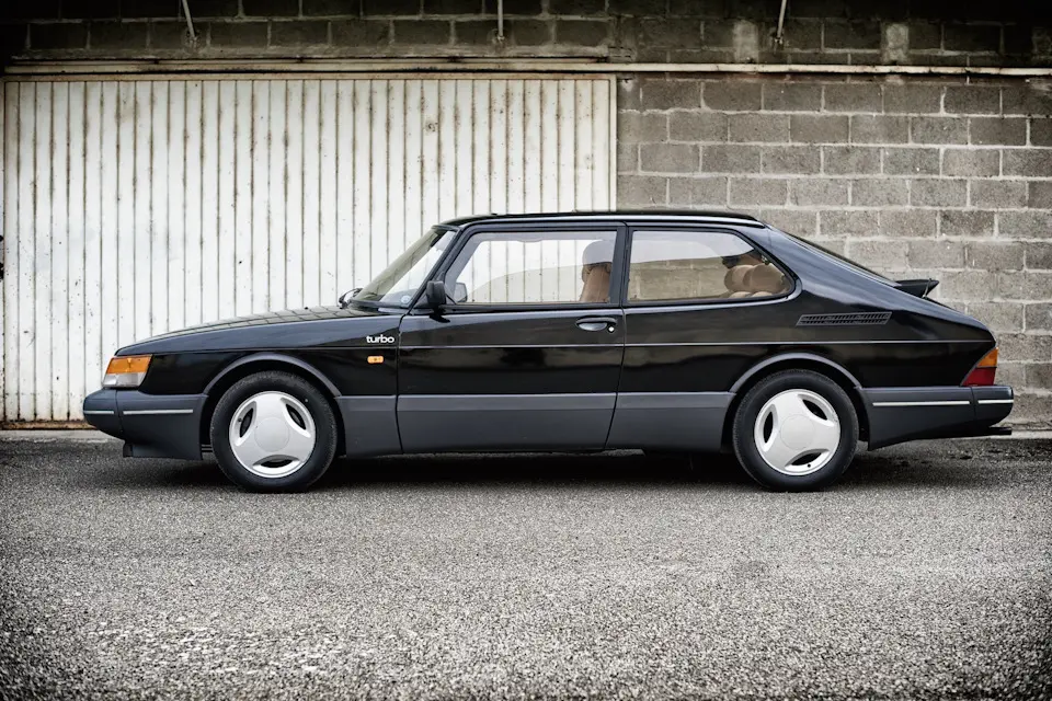 Saab 900 با طراحی کلاسیک و خطوط منحصر به فرد خود در دهه ۱۹۷۰