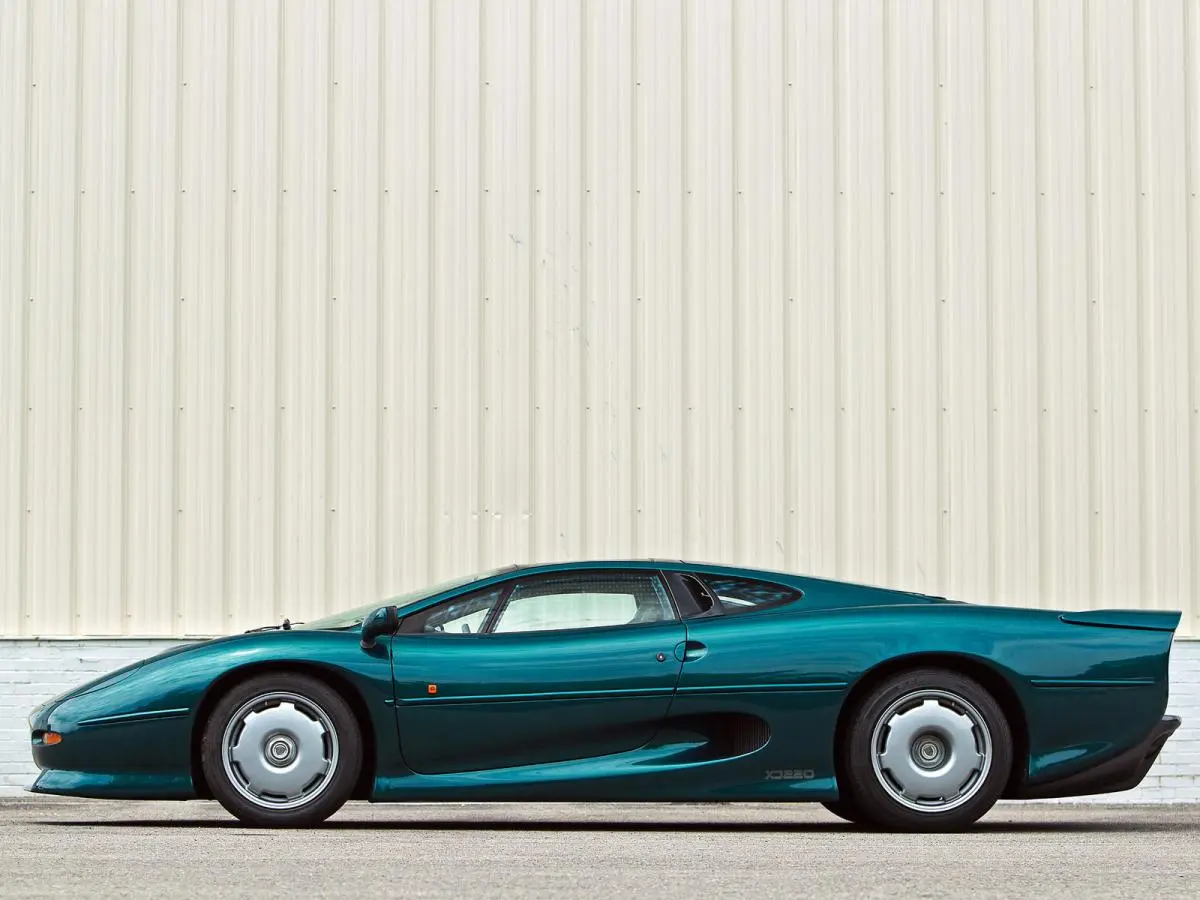 جگوار XJ220 با طراحی هوایodinامیکی و بدنه فیبر کربن