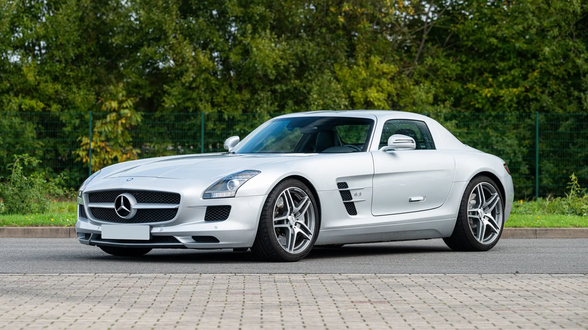 طراحی بیرونی مرسدس بنز SLS AMG با خطوط تیز و گریل افقی