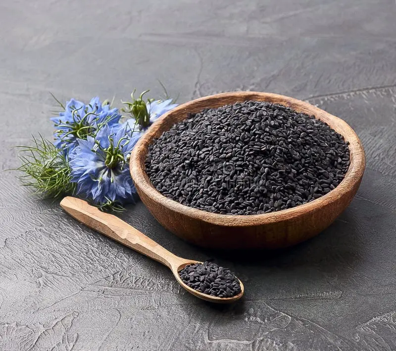 گل و دانه زیره سیاه در زمینه بتنی