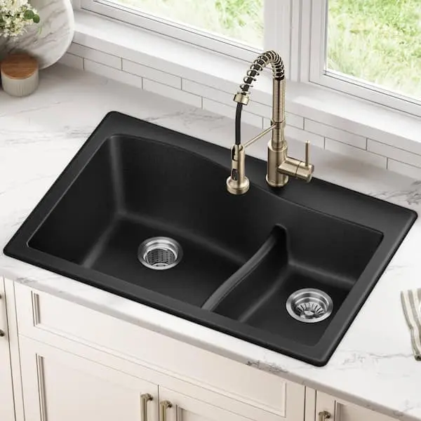 ماهیتابه گرانیتی نصب شده روی کابینت آشپزخانه با طراحی مدرن