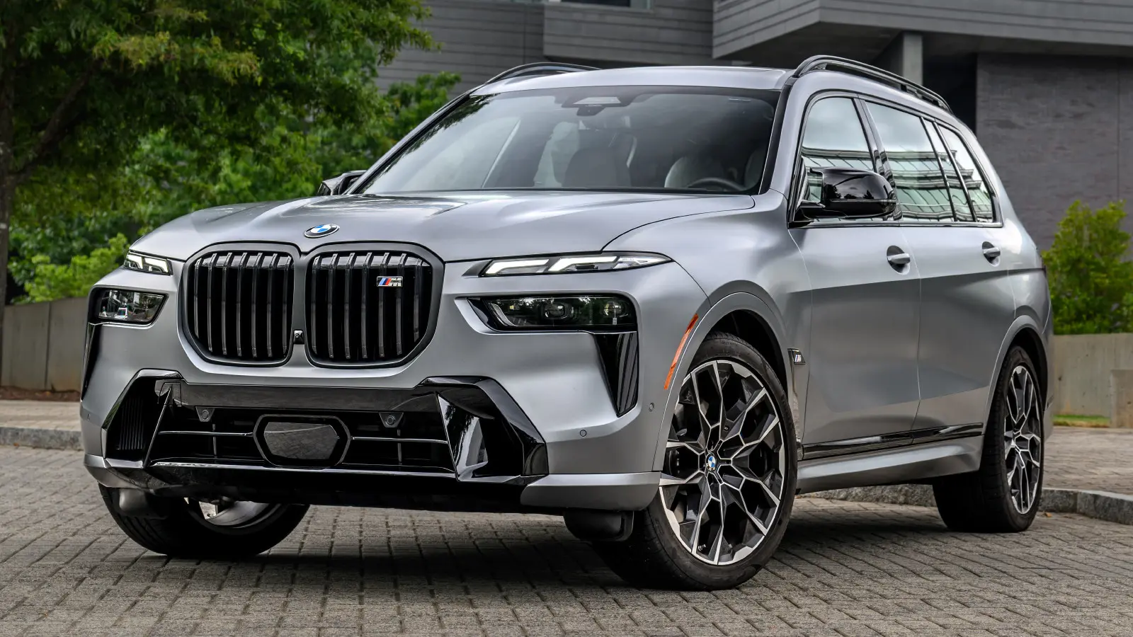 طراحی جلو BMW X7 با چراغهای LED پیشرفته و شبکه کولر بزرگ