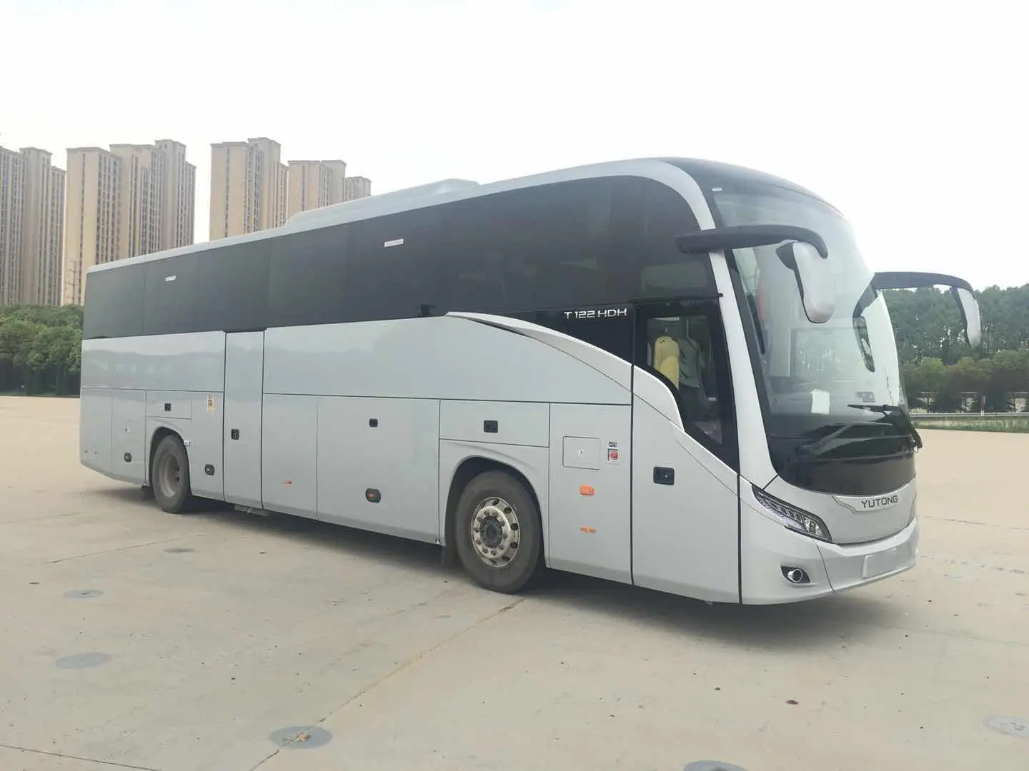 اتوبوس یوتونگ T15 در حال حرکت در جاده با مسافران داخل اتوبوس