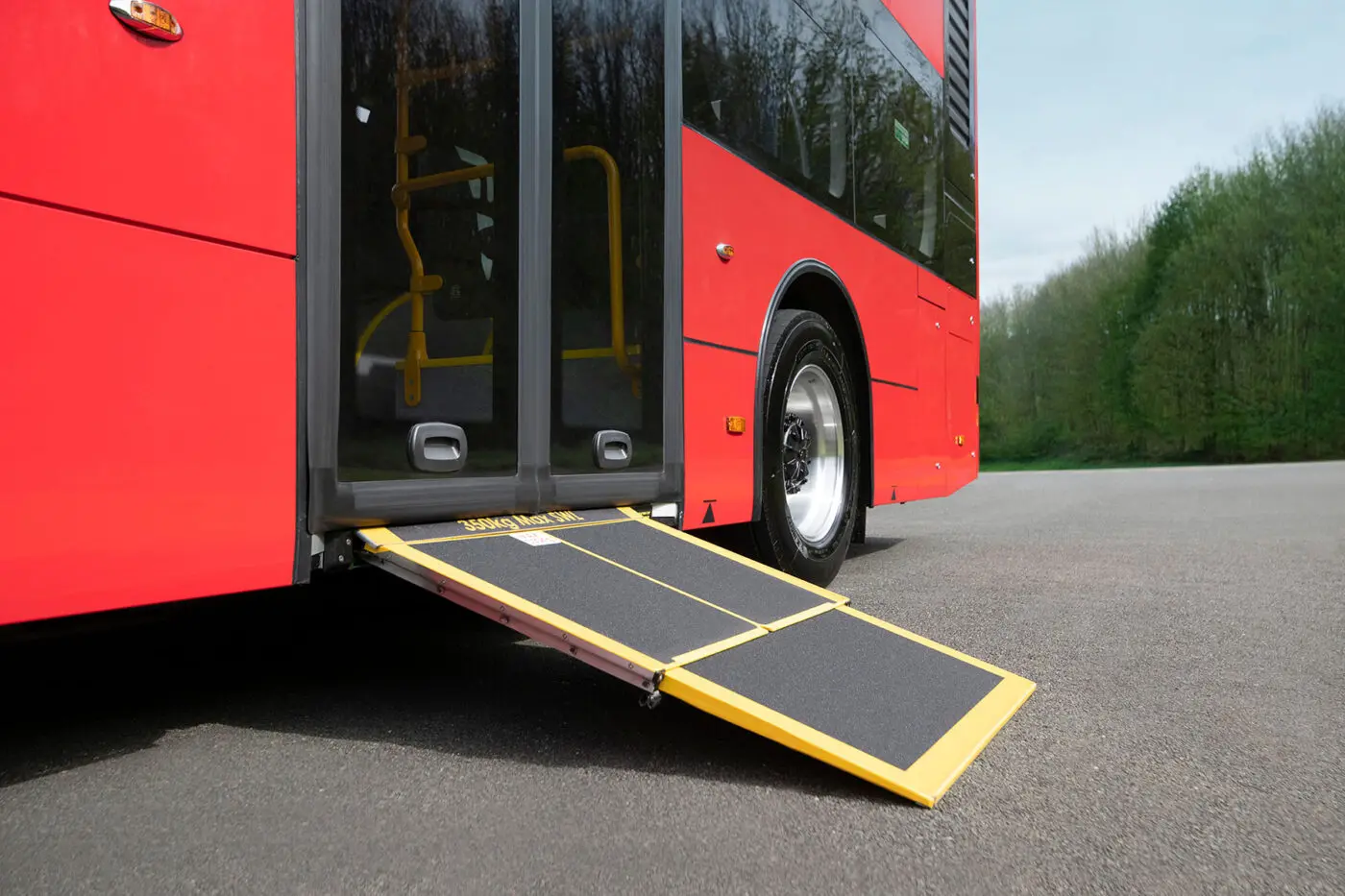 اتوبوس برقی دو طبقه BYD BD11 در حال توقف در ایستگاه