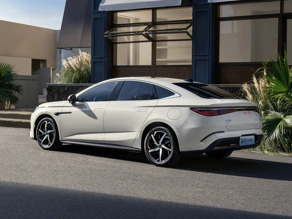 داخل خودرو BYD Seal با نمایشگر مرکزی ۱۲ اینچی و کنسول پیشرفته