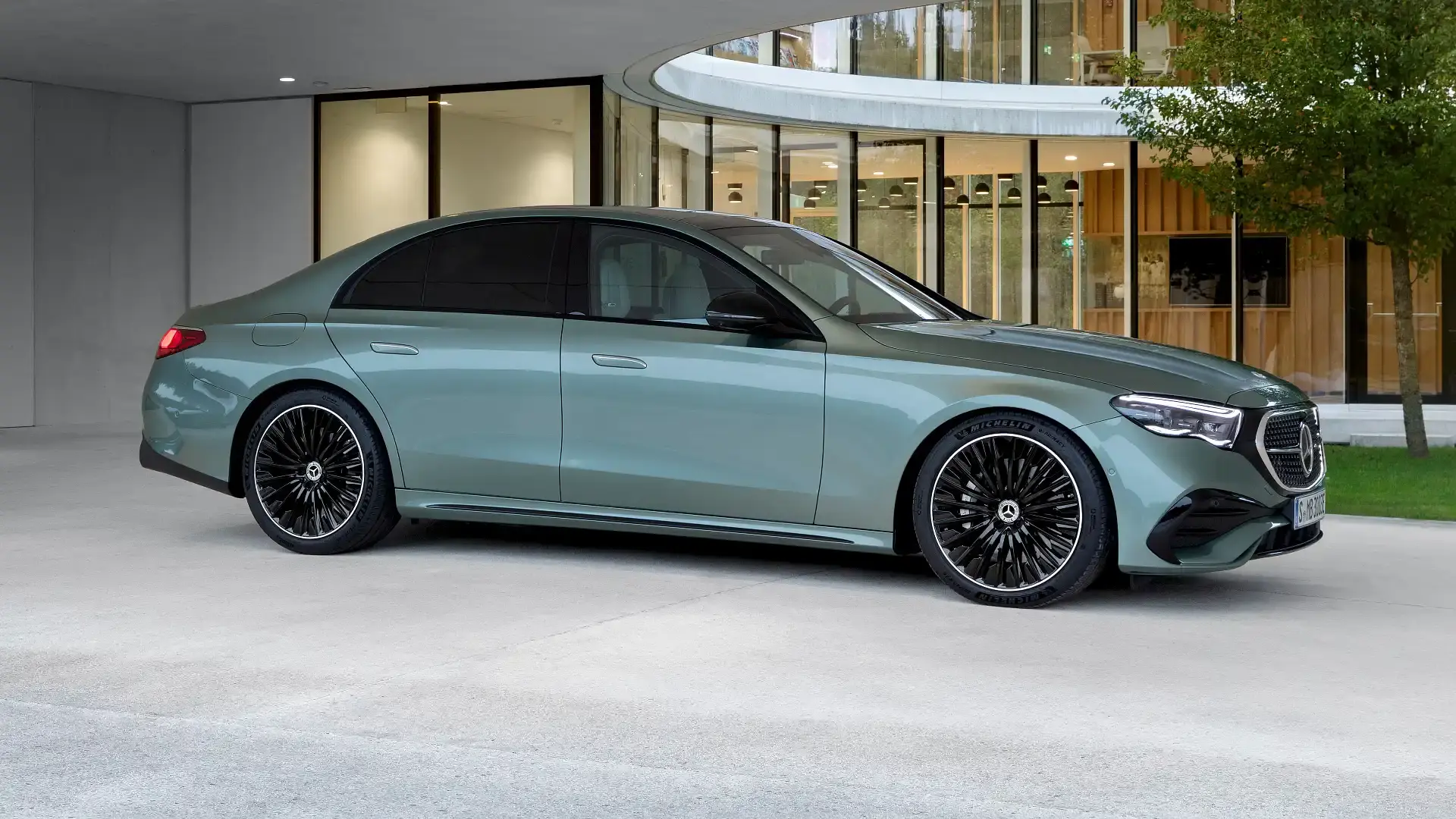 مرسدس بنز E-Class با طراحی مدرن و خطوط تیز در جلوی خودرو
