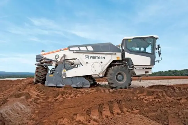 ماشینآلات بازیافت جادهای Wirtgen WR 250i در حال عملیات بازیافت آسفالت