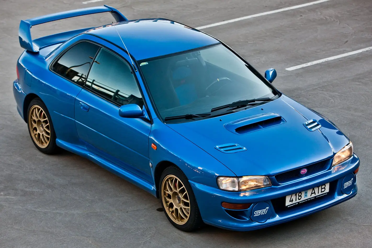 سوبارو ایمپرزا WRX STI با موتور ۲۲B در حال حرکت با کاپوت باز