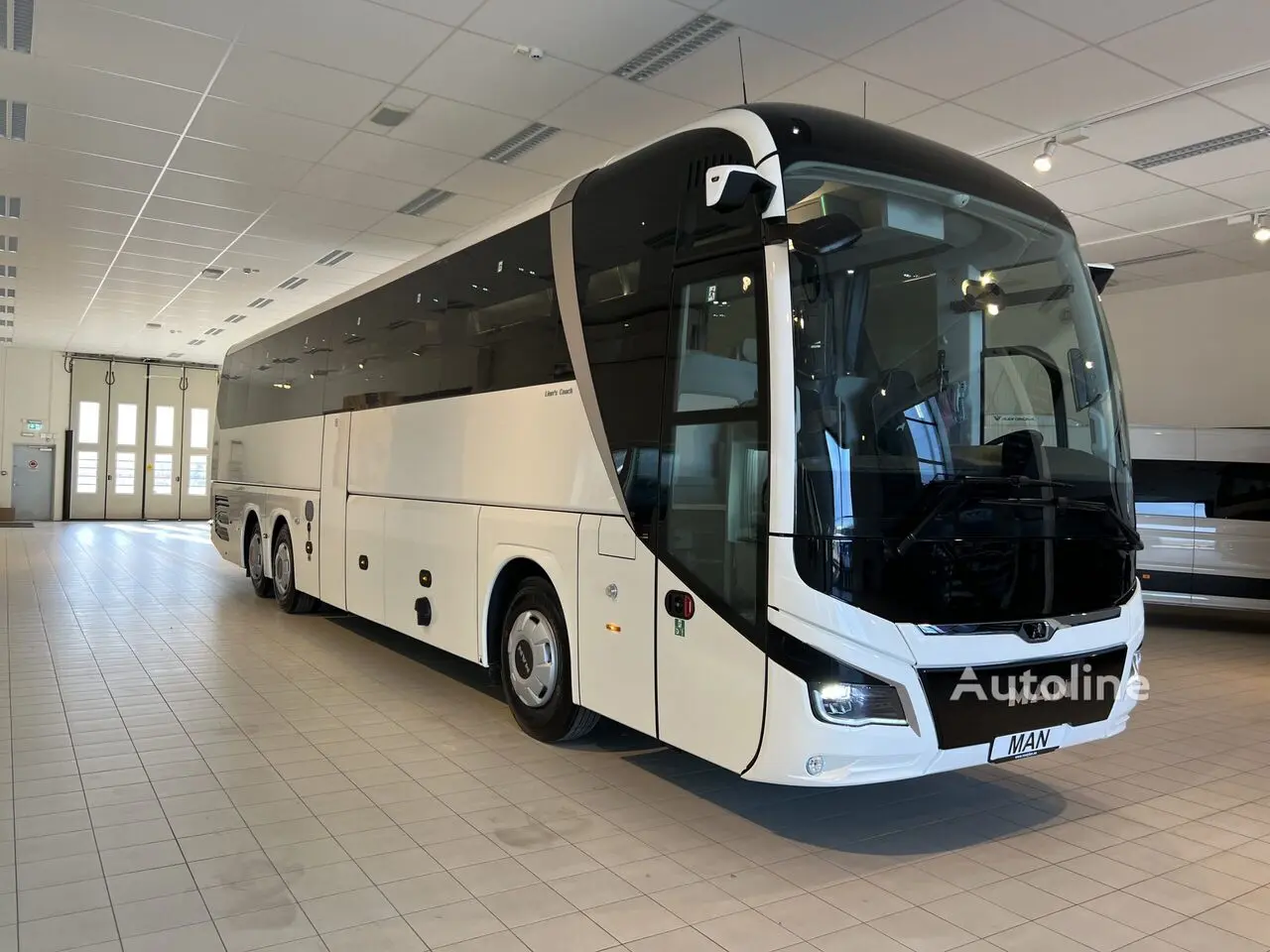 اتوبوس کوچ MAN Lion's Coach در حال بارگیری مسافر در ایستگاه