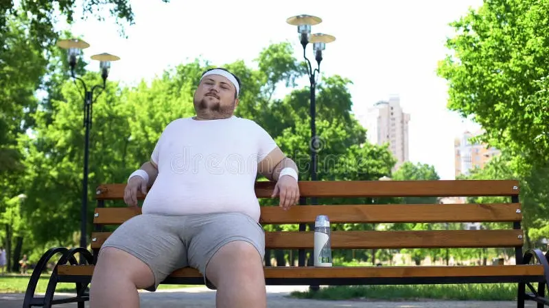 یک فرد راضی پس از تمرینات شکم با استفاده از نیمکت مناسب
