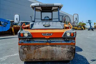 اپراتور غلتک Hamm HD 140i در حال تنظیم پارامترهای دستگاه
