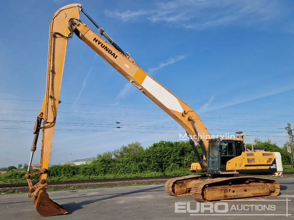 اکسکاواتور هیوندای HX380L در یک پروژه معدنی با خاک‌برداری عمیق