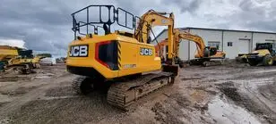 بیل مکانیکی JCB 220X LC در حال انجام عملیات حفر در پروژه عمرانی