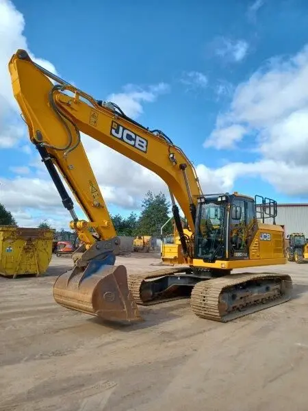 بیل مکانیکی JCB 220X در یک پروژه معدنی