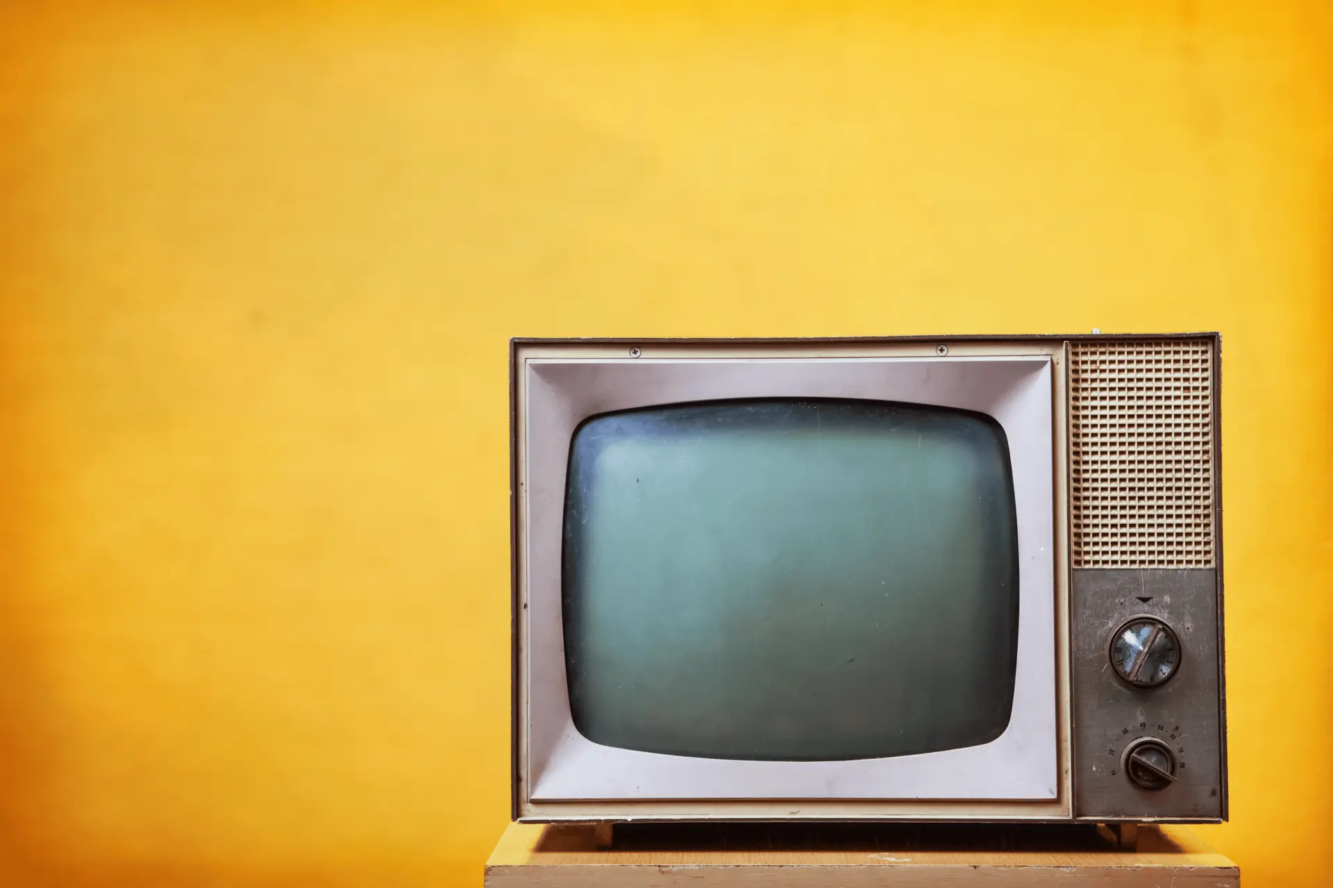 تلویزیون مدرن با صفحه نمایش بزرگ و کنترلر بازی در دست