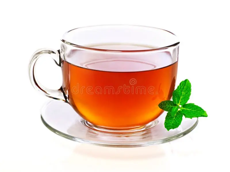 فنجان چای ایرانی با عطر و طعم خاص همراه با برگ‌های نعناع تازه