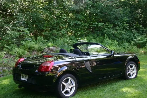 طراحی داخلی خودرو Toyota MR2 Spyder با صندلی‌های ورزشی و مواد با کیفیت