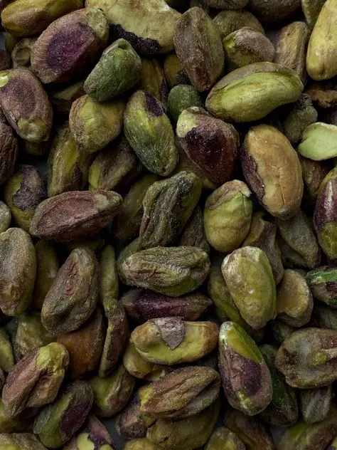 پسته سبز و طلایی در کنار یکدیگر برای مقایسه