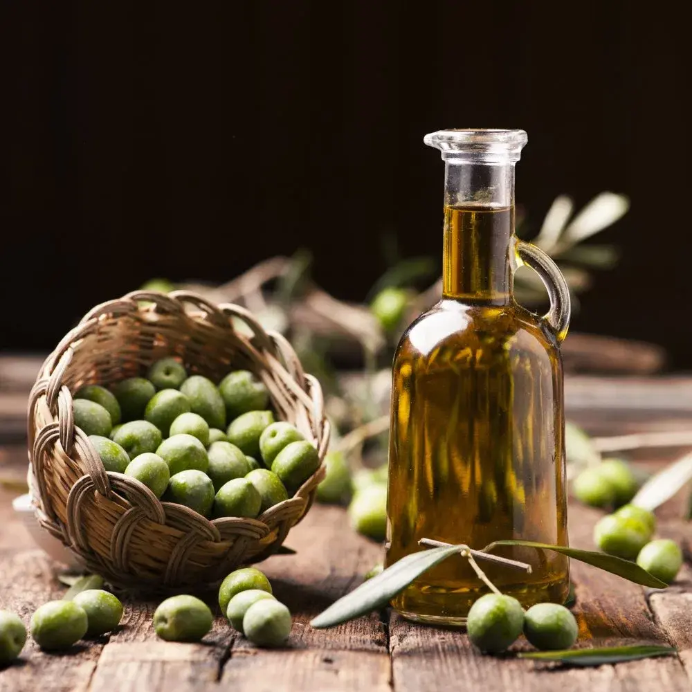 روغن زیتون فرابکر در بطری شیشهای با برچسب مشخص