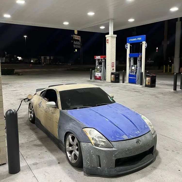 نissan 350z با طراحی کلاسیک و خطوط منحنی زیبا
