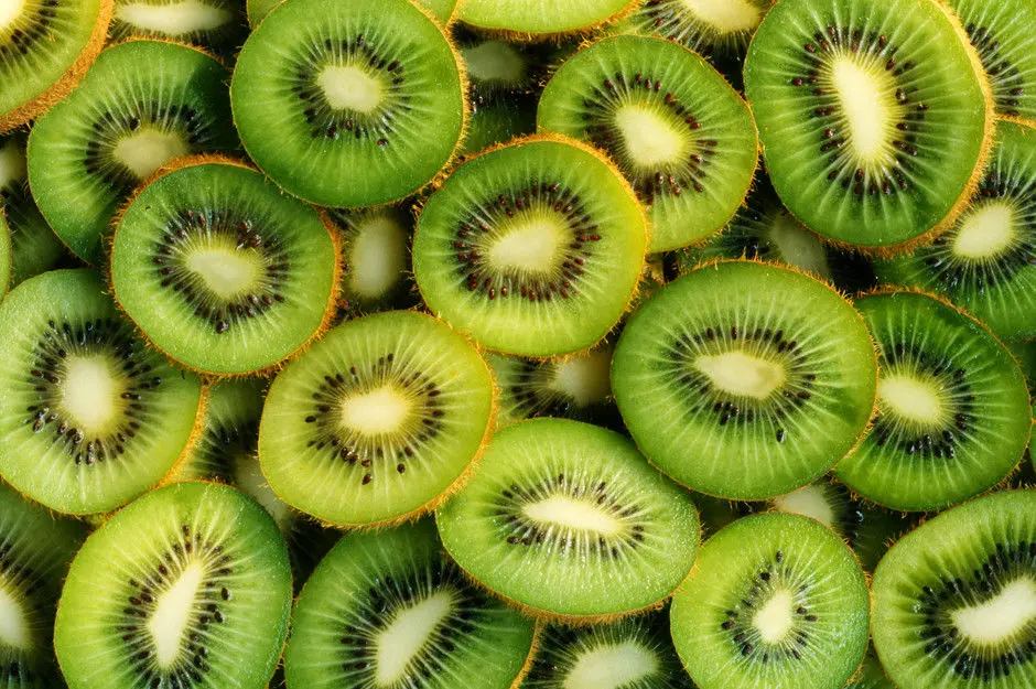 دو نوع کیوی سبز و زرد در کنار یکدیگر برای مقایسه