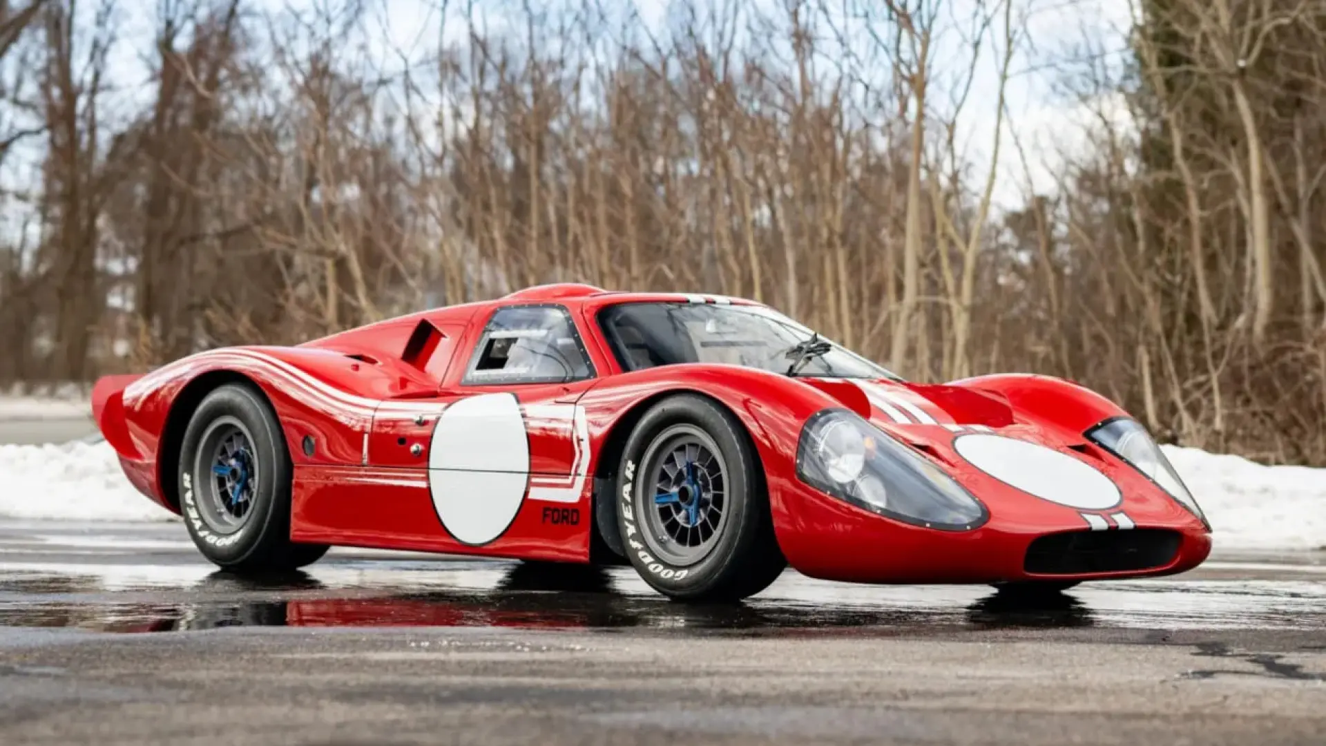 خودرو مسابقه‌ای Ford GT40 در حال شرکت در یک مسابقه اتومبیل‌رانی با طراحی هوایodinامیکی و بدنه آلومینیومی