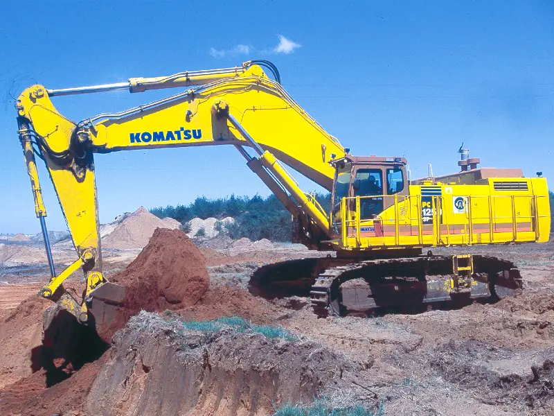 اپراتور بولدوزر کوماتسو PC1250 در کابین مدرن و ایمن دستگاه