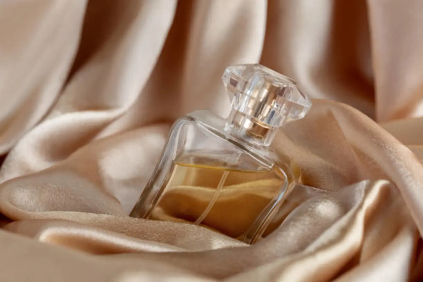 عطر جیبی با طراحی ساده و کاربردی برای استفاده روزانه