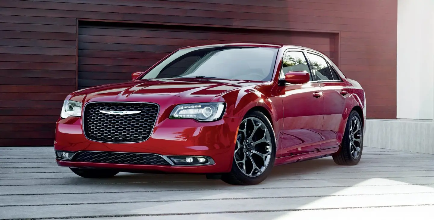 صندلیهای جلوی قابل تنظیم و سیستم اطلاعات و سرگرمی Chrysler 300