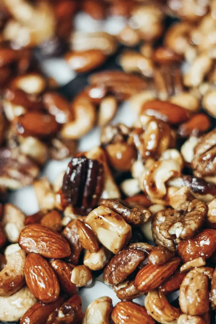 انواع مختلف آجیل شور در یک سبد چوبی