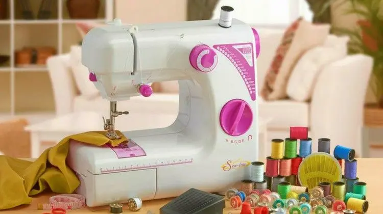 چرخ خیاطی کامپیوتری با صفحه نمایش دیجیتال و تنظیمات پیشرفته