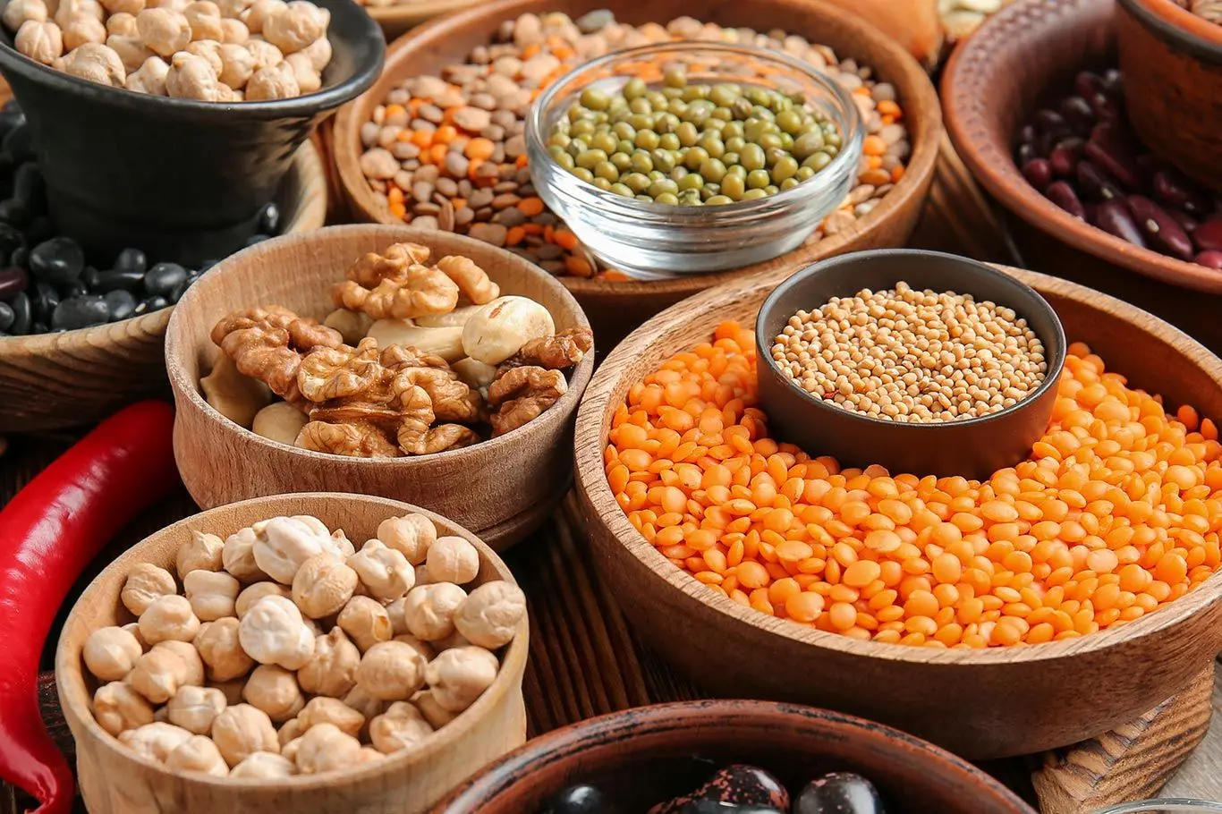عدس قرمز در ظرف شیشهای، یکی از حبوبات زودپز محبوب برای استفاده روزانه