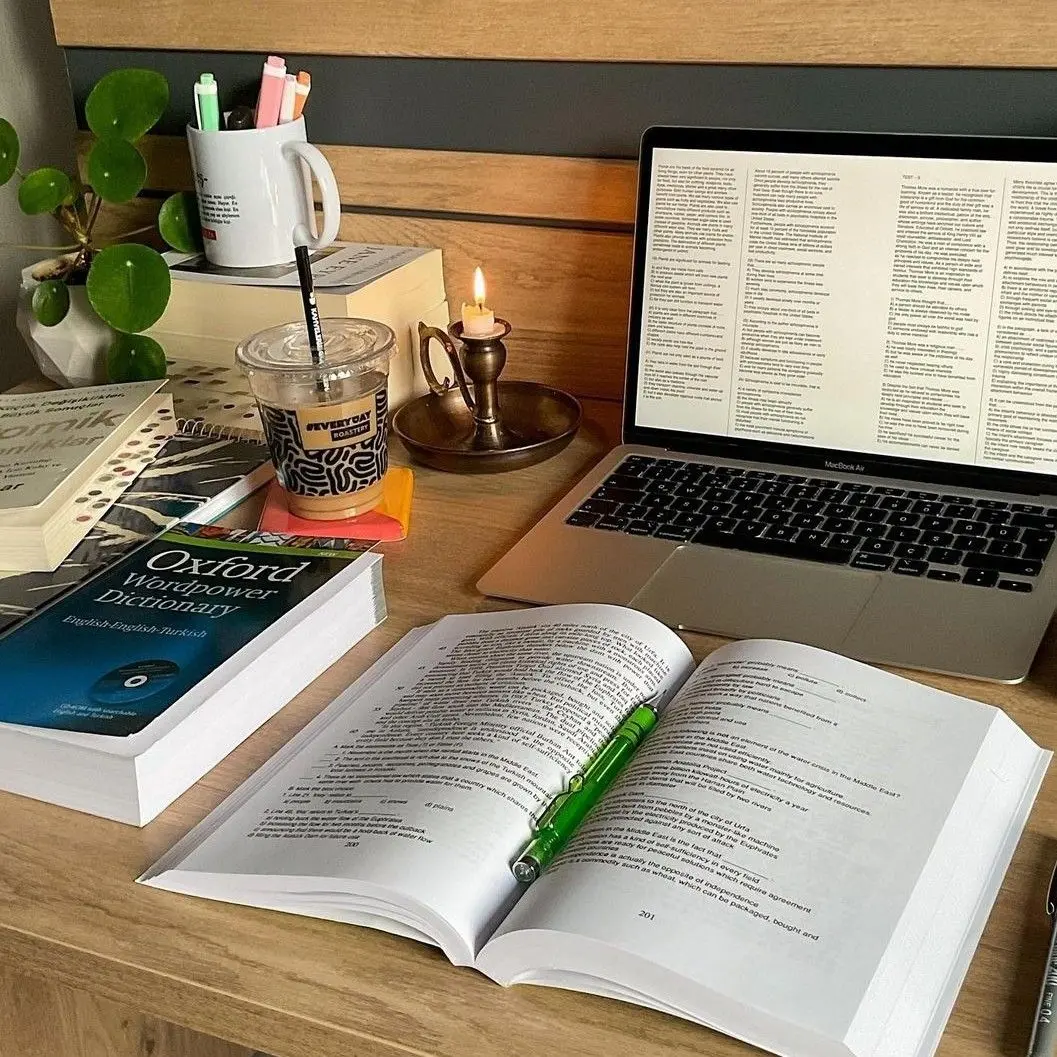 دانشآموزان در حال مطالعه کتابهای کنکور