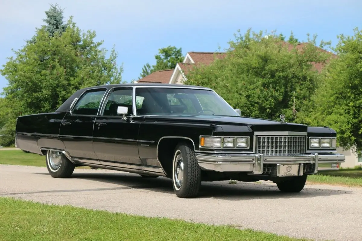 یک نمونه کلاسیک از Cadillac Fleetwood با طراحی بدنه بزرگ و خطوط کلاسیک دهه ۱۹۶۰